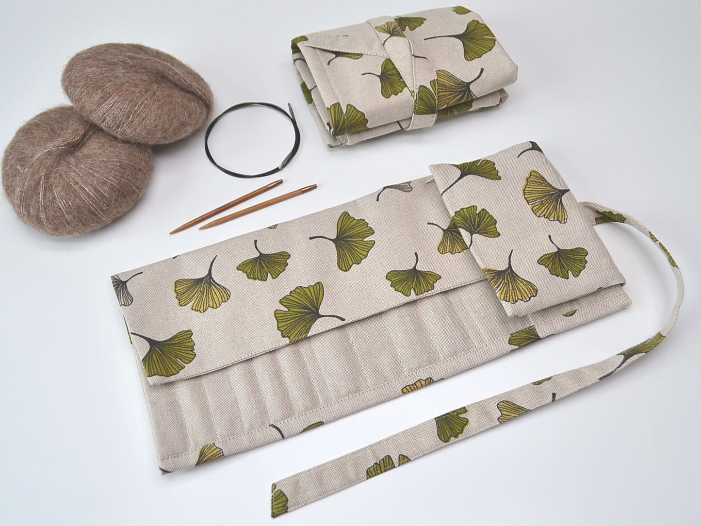 Etui für Ersatznadeln und eine Schnur mit Alpenblumen