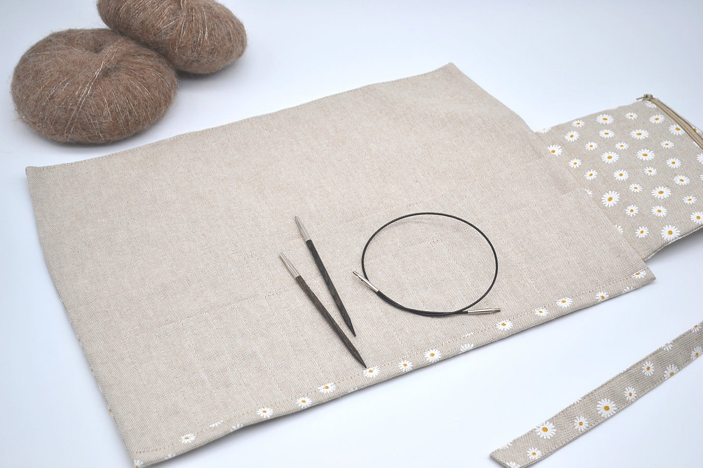 Etui na druty wymienione i na żyłce z białymi kwiatkami