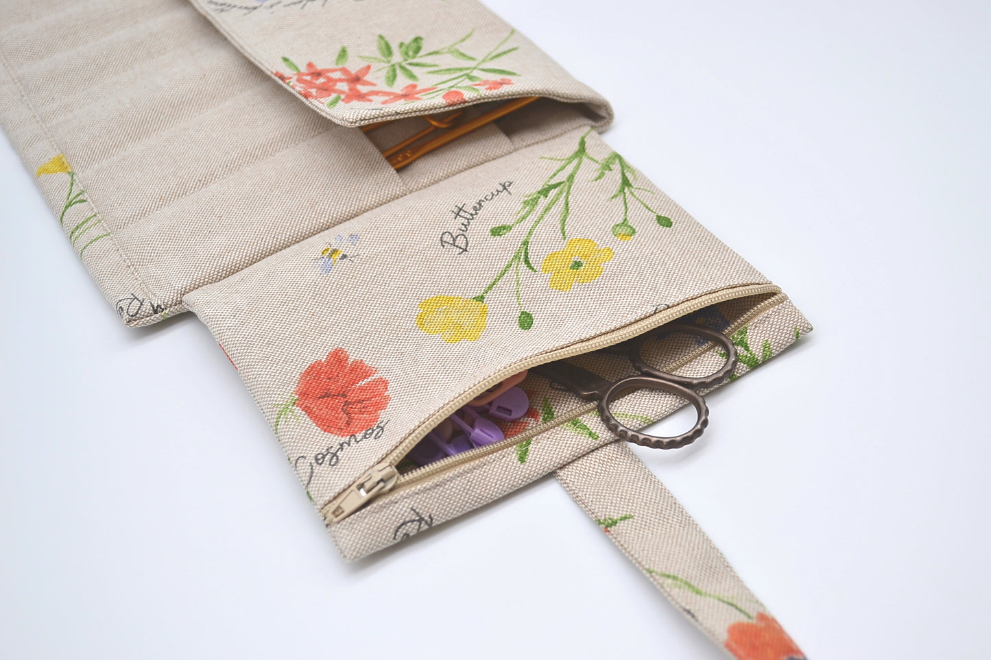 Etui na druty wymienione i na żyłce z kwiatami alpejskimi