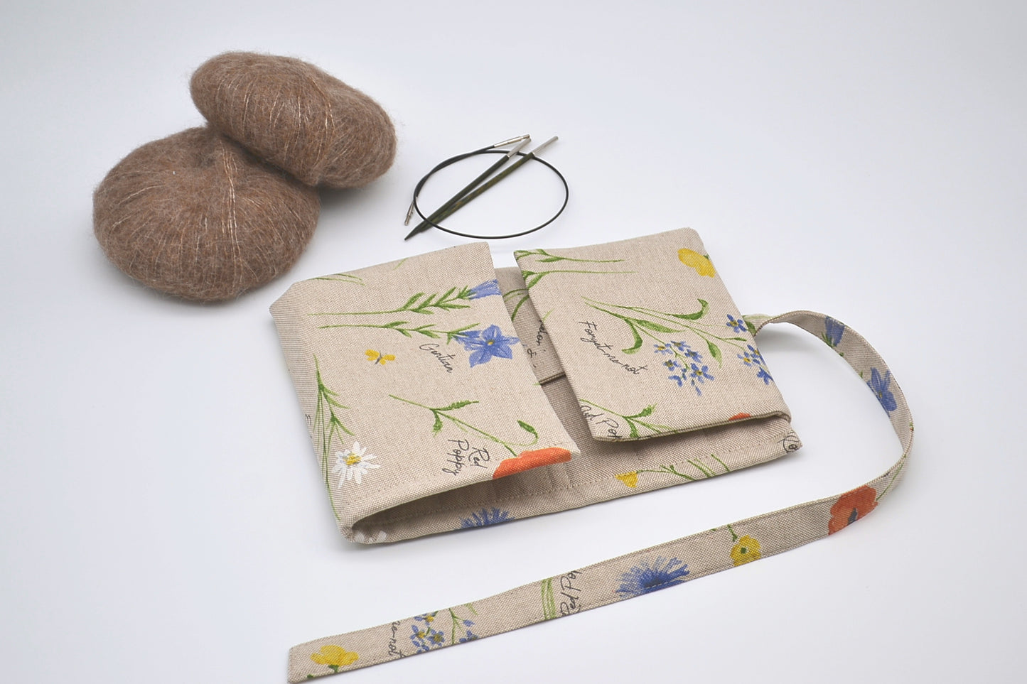 Etui na druty wymienione i na żyłce z kwiatami alpejskimi