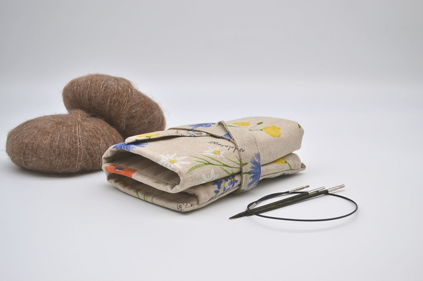 Etui na druty wymienione i na żyłce z kwiatami alpejskimi