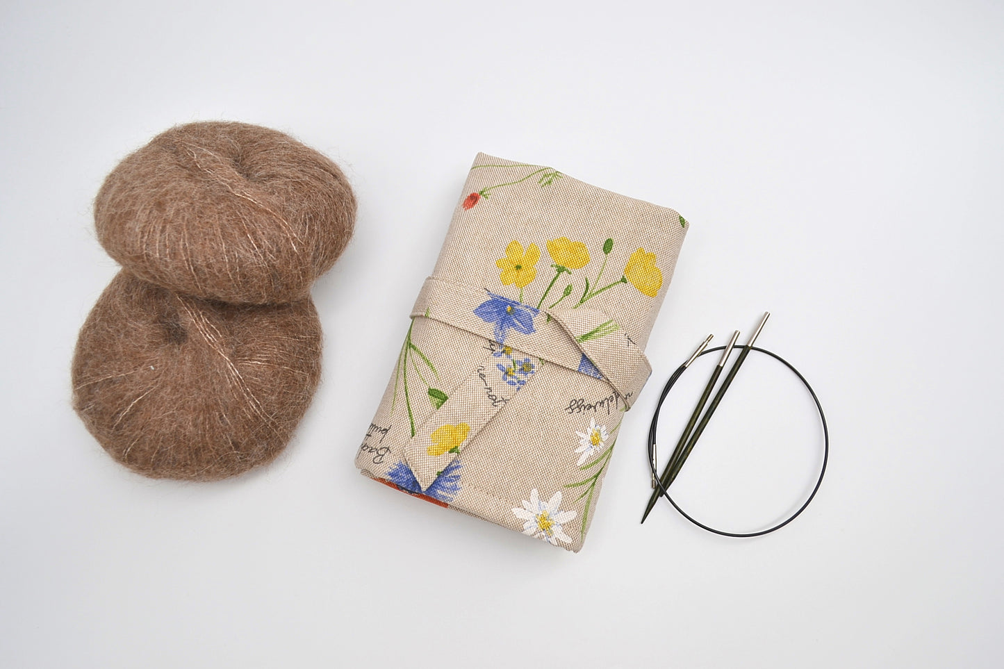 Etui na druty wymienione i na żyłce z kwiatami alpejskimi