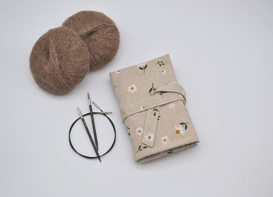 Etui na druty wymienione i na żyłce z stokrotkami