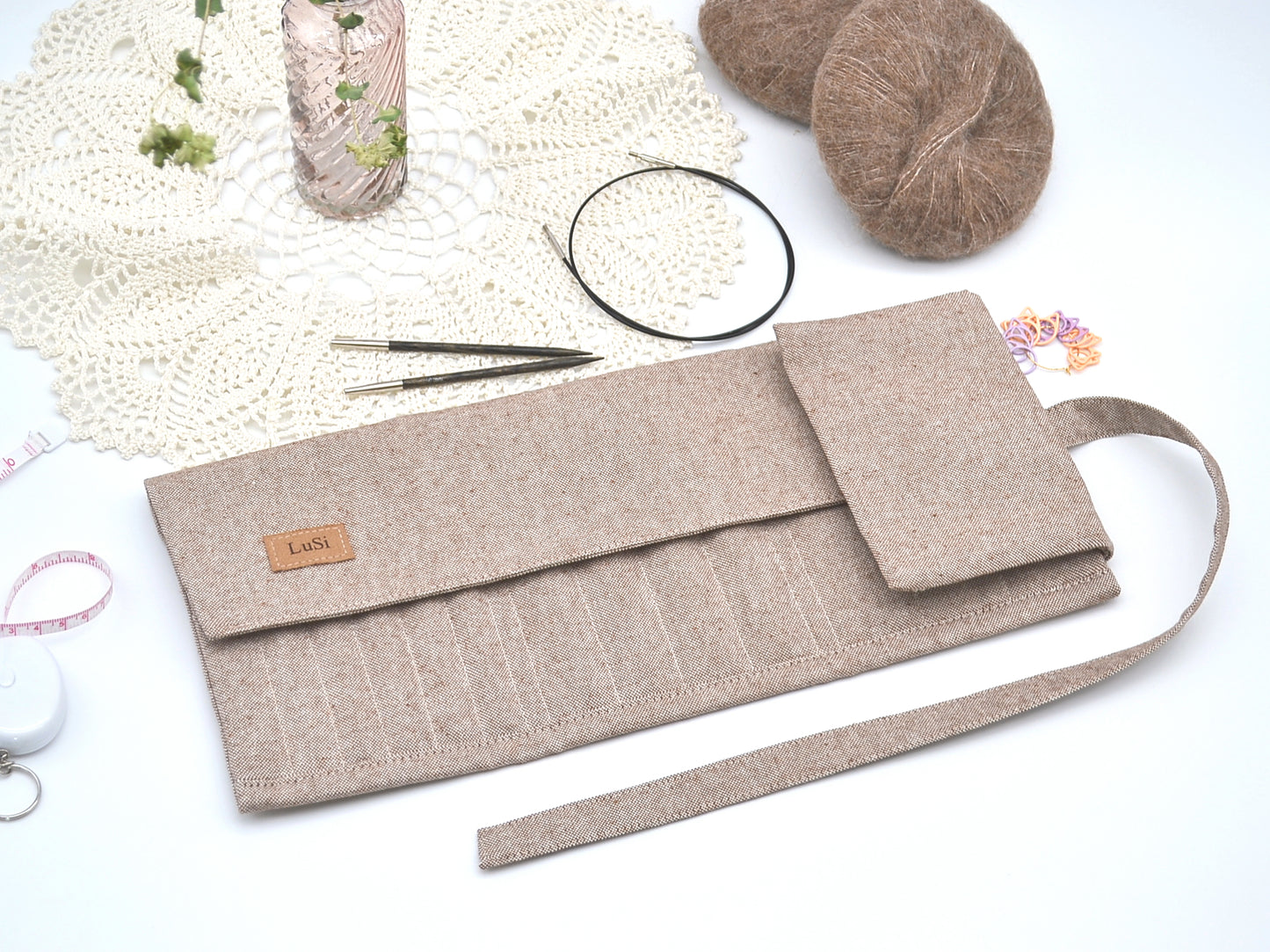 Stricknadeletui aus grünen Zweigen