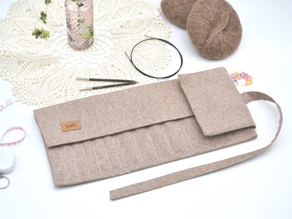 Stricknadeletui aus grünen Zweigen