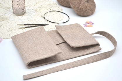 Stricknadeletui aus grünen Zweigen