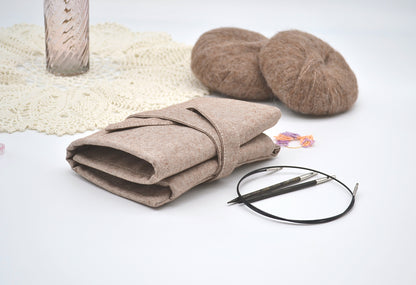 Stricknadeletui aus grünen Zweigen
