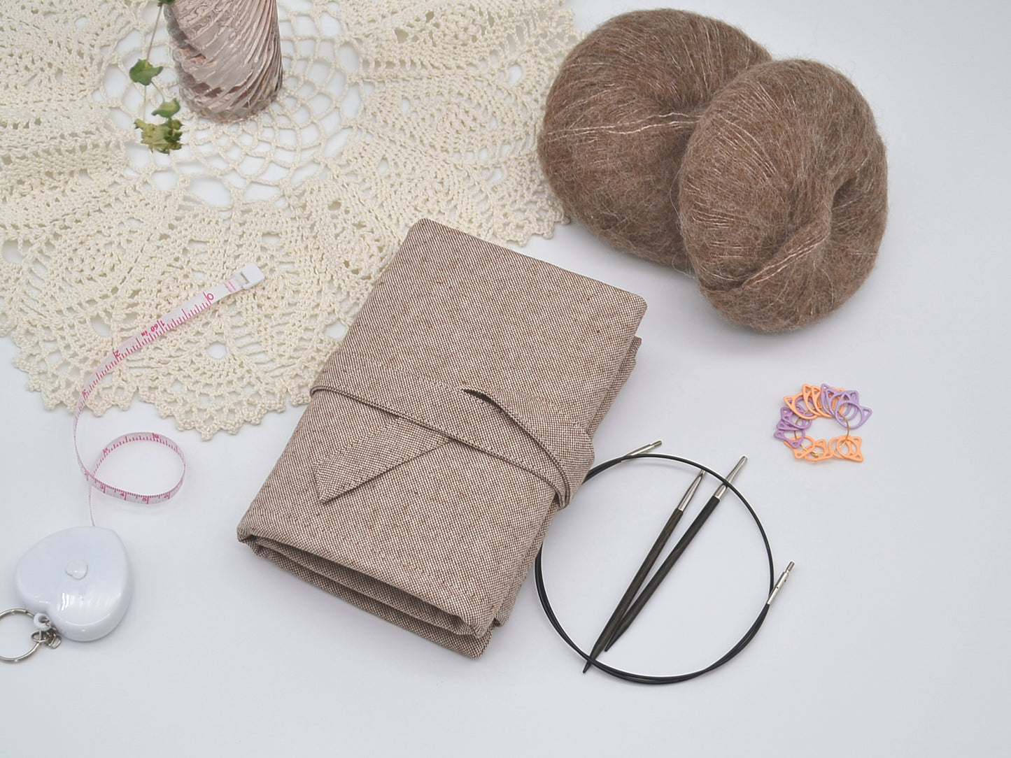 Stricknadeletui aus grünen Zweigen