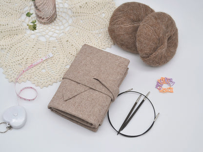 Stricknadeletui aus grünen Zweigen