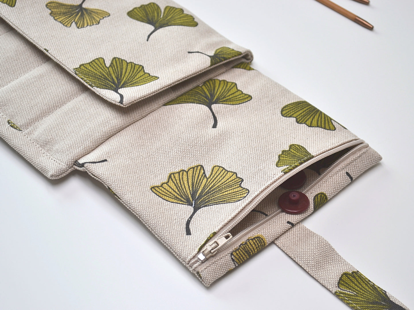 Etui für Ersatznadeln und eine Schnur mit Alpenblumen
