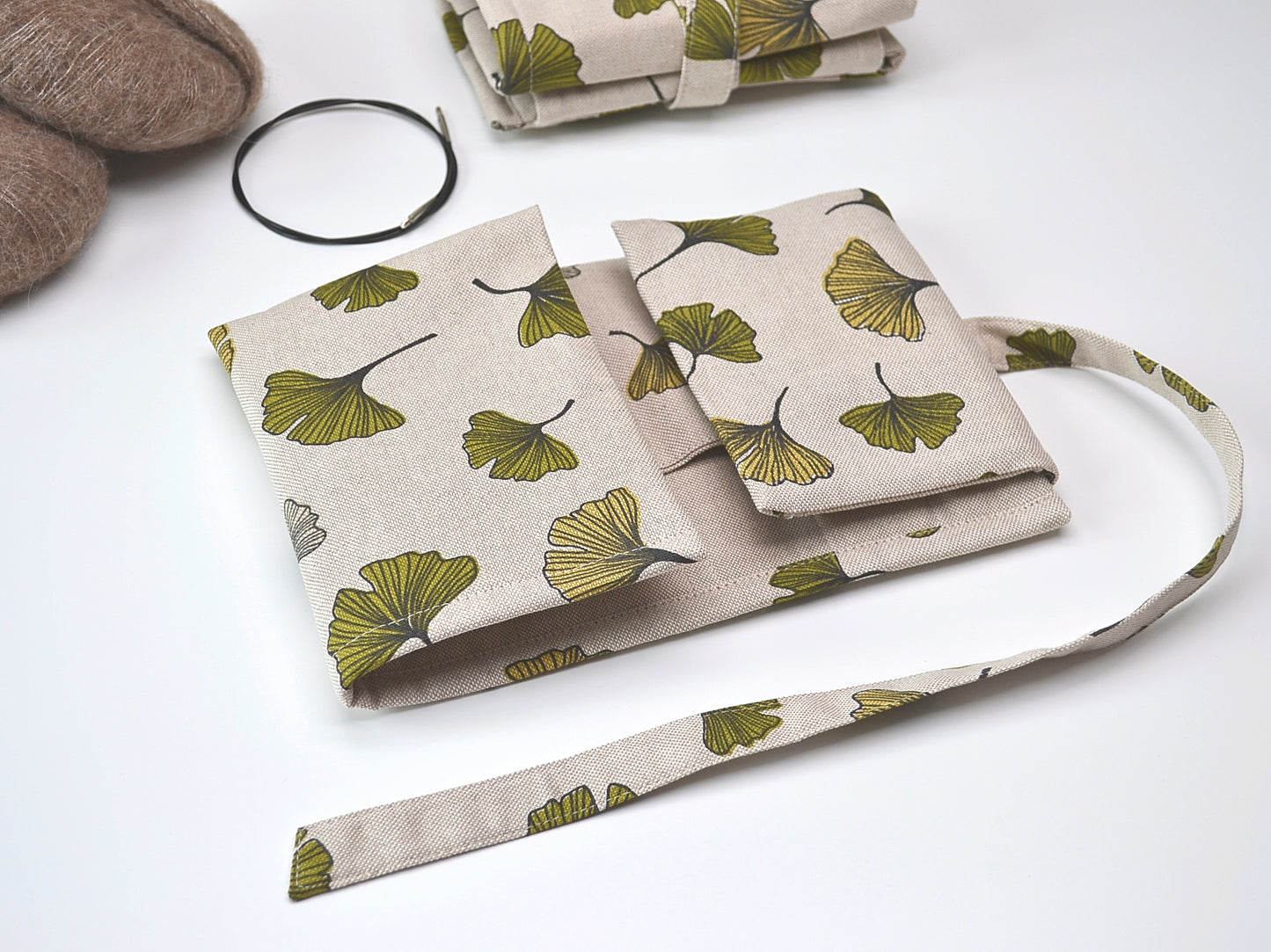 Etui für Ersatznadeln und eine Schnur mit Alpenblumen