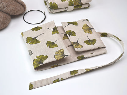 Etui für Ersatznadeln und eine Schnur mit Alpenblumen