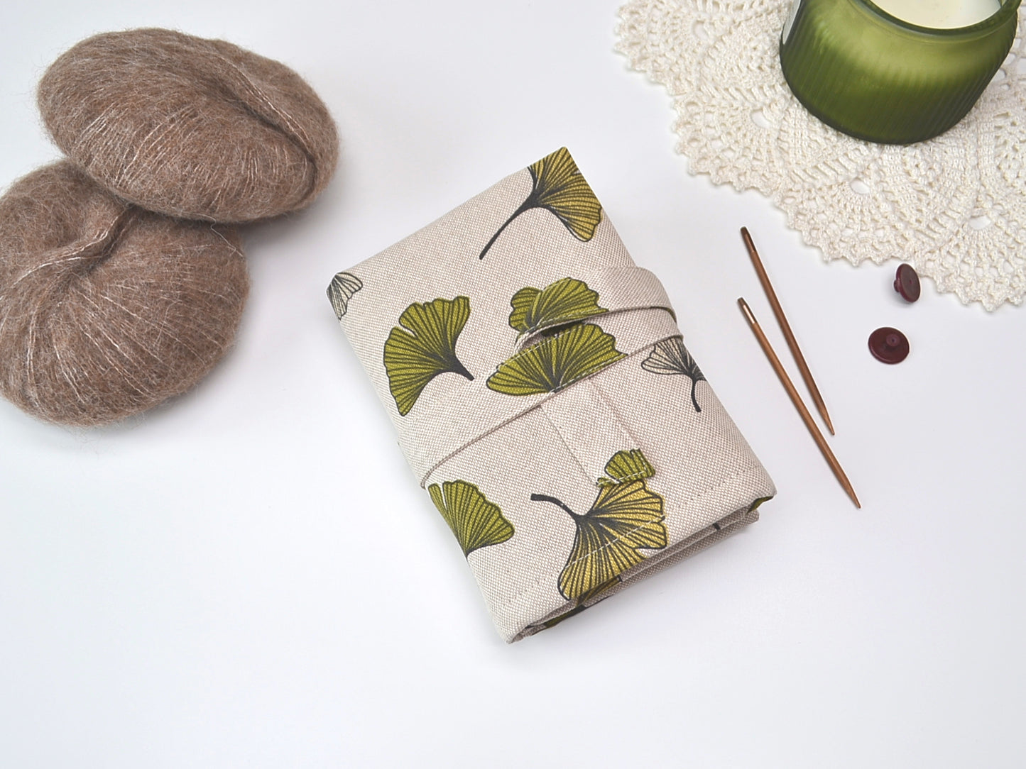 Etui für Ersatznadeln und eine Schnur mit Alpenblumen