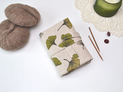 Etui für Ersatznadeln und eine Schnur mit Alpenblumen