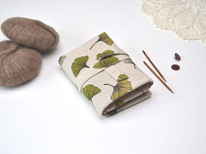 Etui für Ersatznadeln und eine Schnur mit Alpenblumen