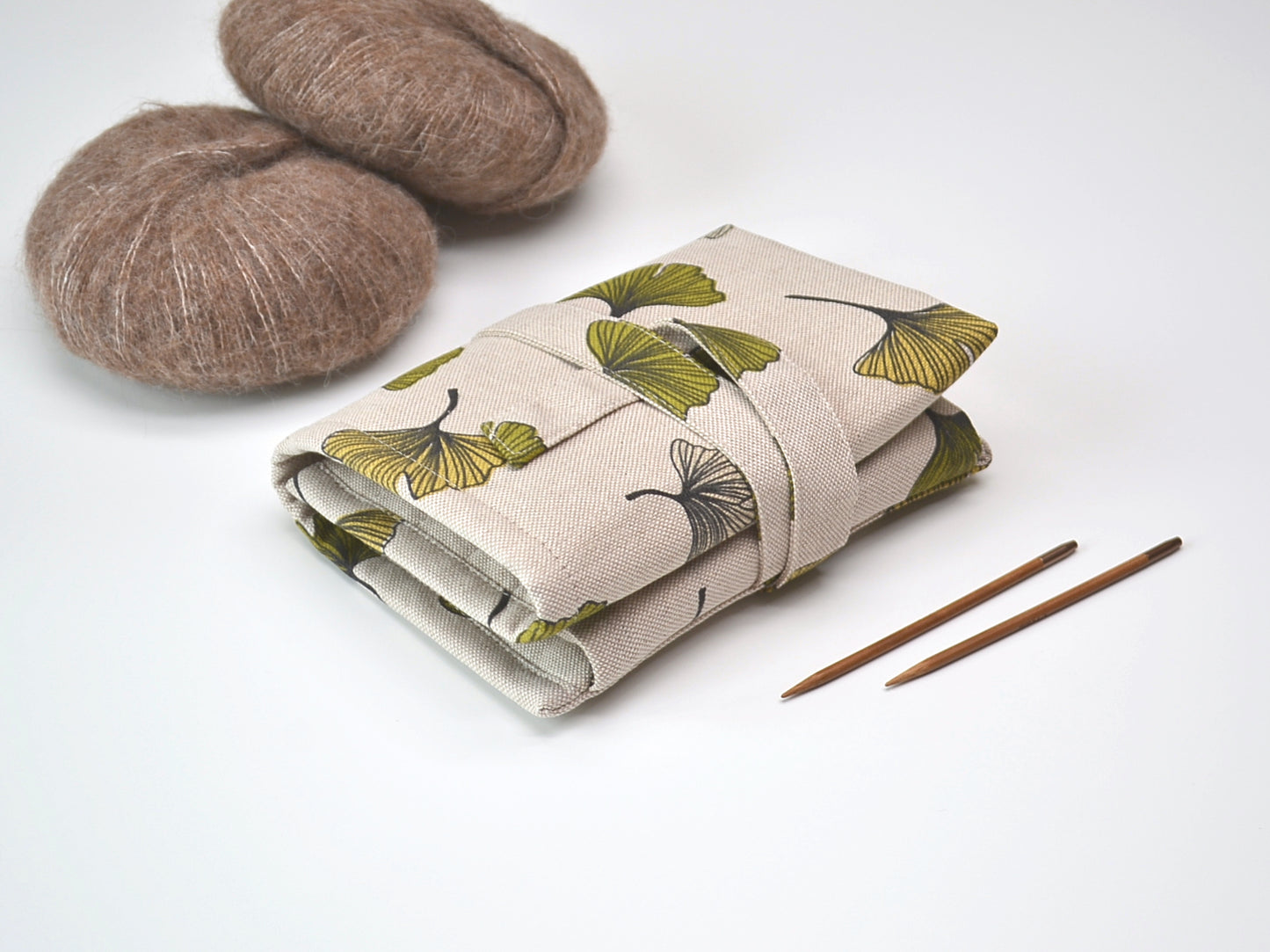 Etui für Ersatznadeln und eine Schnur mit Alpenblumen