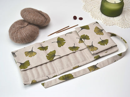 Etui für Ersatznadeln und eine Schnur mit Alpenblumen