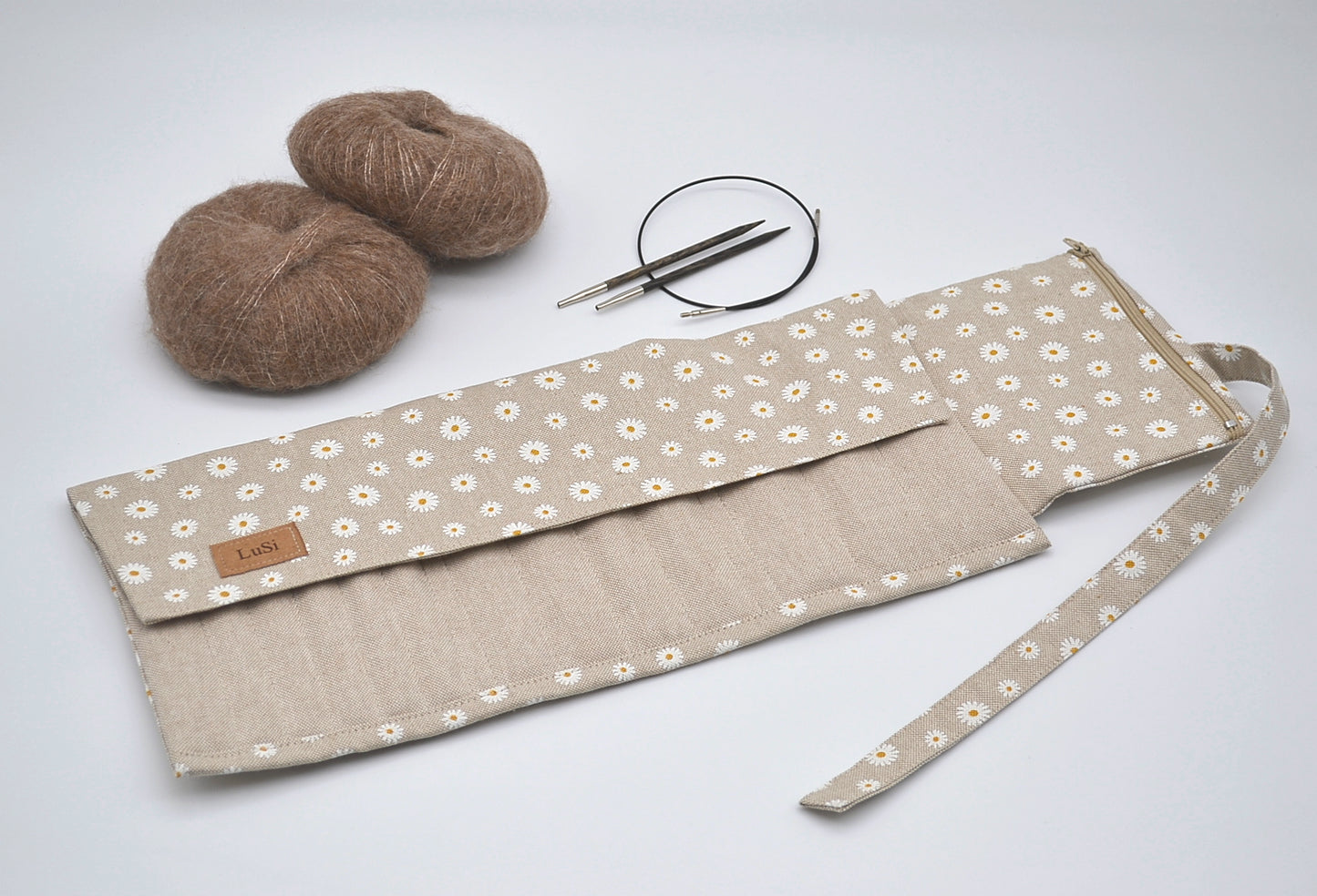 Etui na druty wymienione i na żyłce z białymi kwiatkami