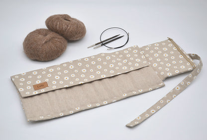 Etui na druty wymienione i na żyłce z białymi kwiatkami