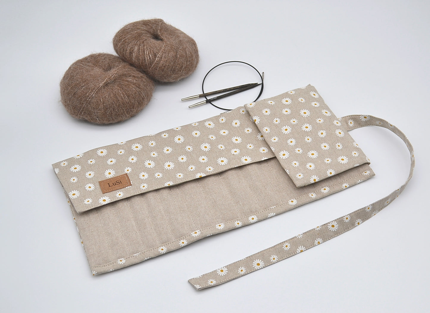 Etui na druty wymienione i na żyłce z białymi kwiatkami