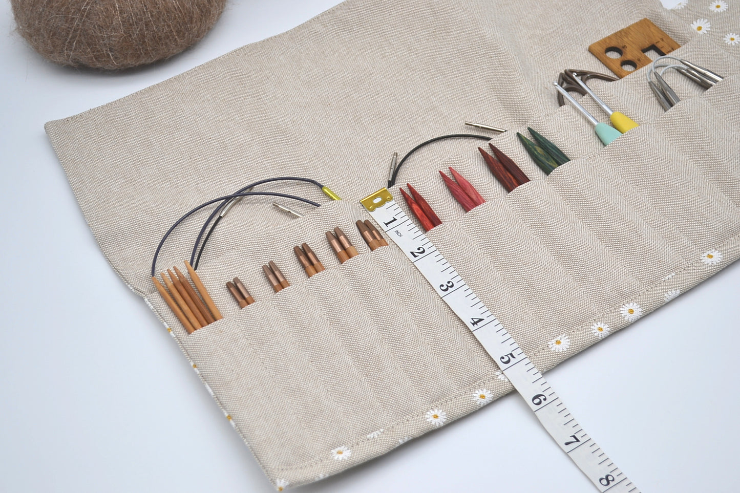 Etui na druty wymienione i na żyłce z białymi kwiatkami