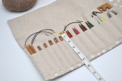 Etui na druty wymienione i na żyłce z białymi kwiatkami