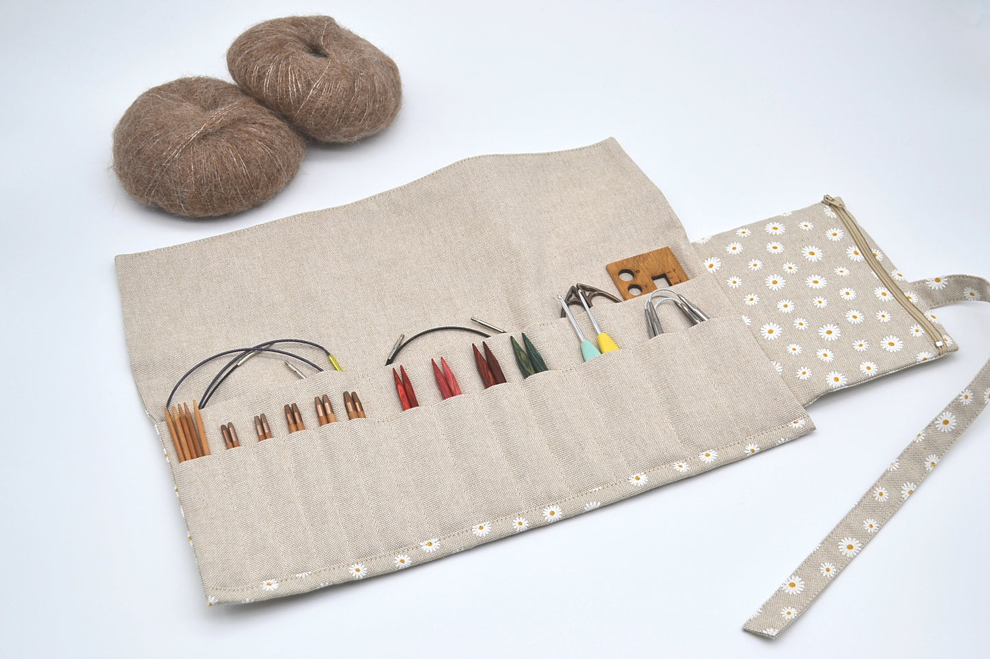 Etui na druty wymienione i na żyłce z białymi kwiatkami