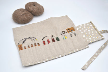 Etui na druty wymienione i na żyłce z białymi kwiatkami