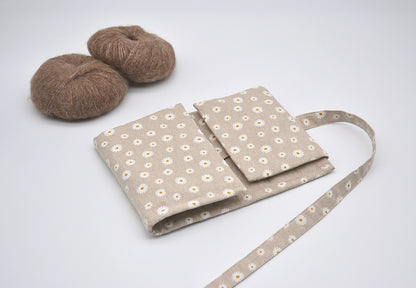 Etui na druty wymienione i na żyłce z białymi kwiatkami