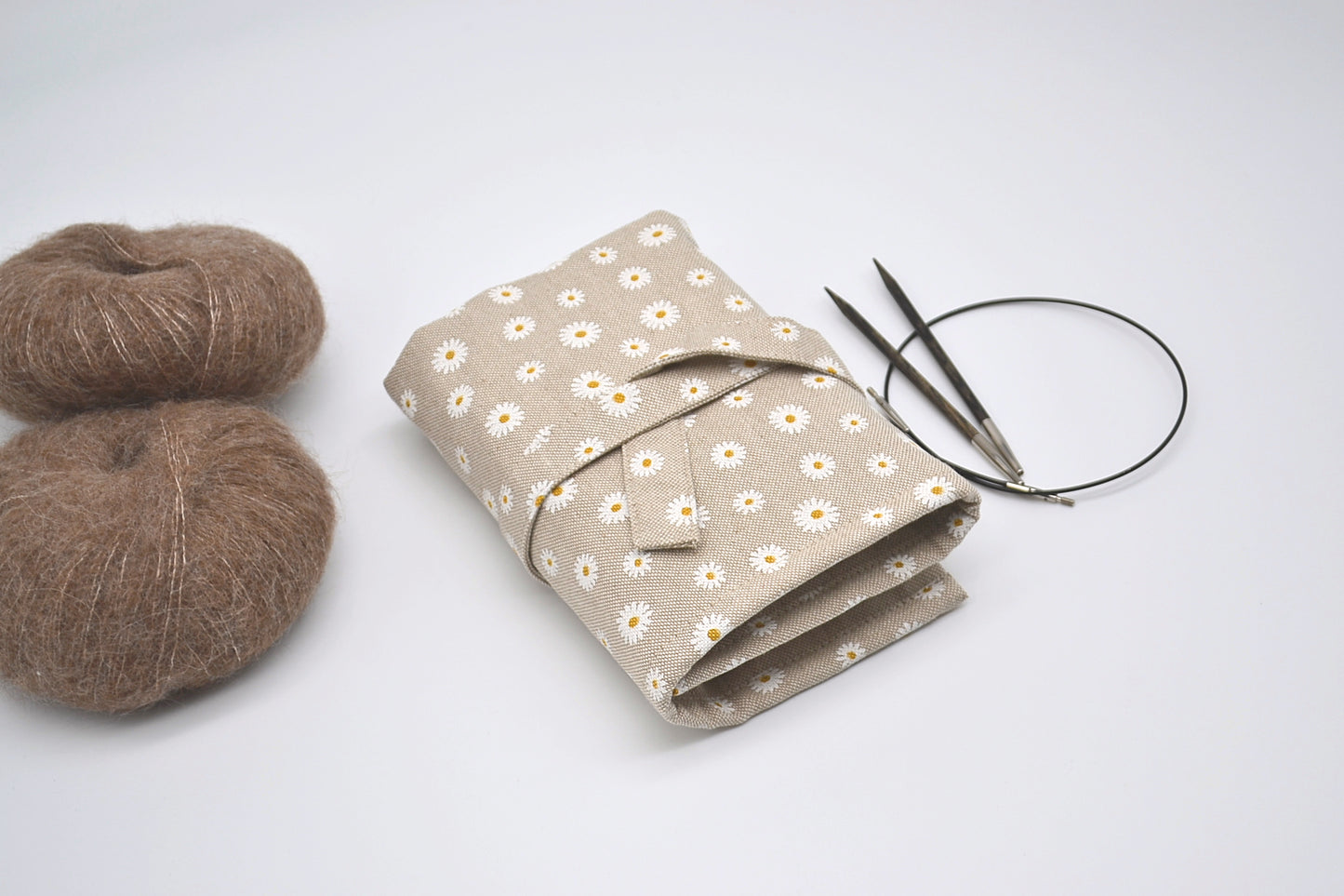 Etui na druty wymienione i na żyłce z białymi kwiatkami