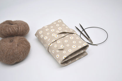 Etui na druty wymienione i na żyłce z białymi kwiatkami