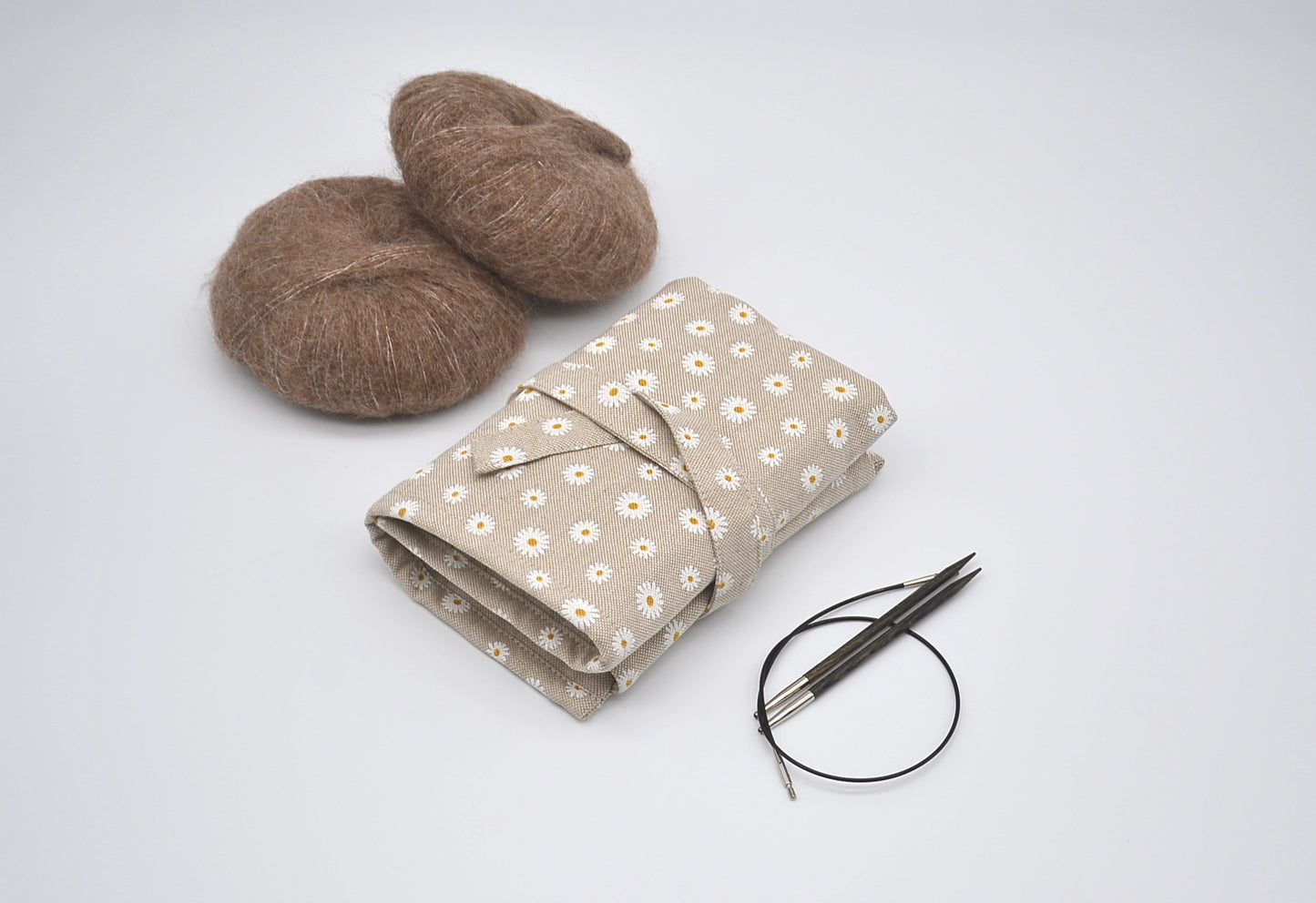 Etui na druty wymienione i na żyłce z białymi kwiatkami