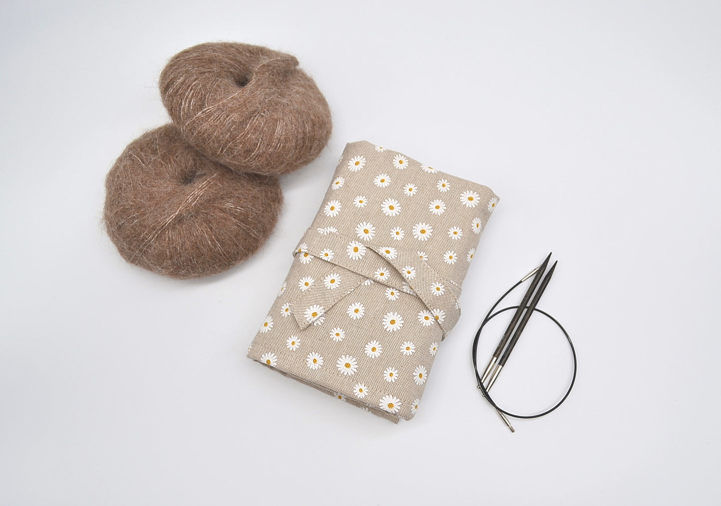 Etui na druty wymienione i na żyłce z białymi kwiatkami